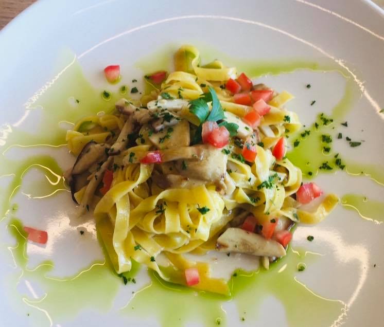 Plats de pates au pesto italien maison fait par le chef Ciro au restaurant le 14 Cors